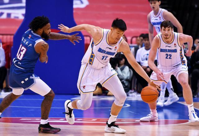 半岛体育网址-季后赛名额争夺战白热化，五支球队抢最终三个席位