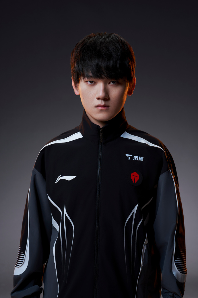 半岛体育网址-哥哥的颜值！LPL官方晒TES出征图：长风破晓，滔声撼城