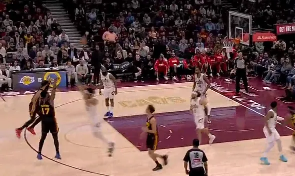 半岛体育-奥孔古接手递手传球三分命中，老鹰领先骑士到两位数分差